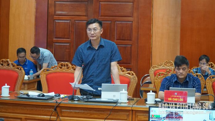 Lãnh đạo UBND xã Hoàng Văn Thụ báo cáo tình hình giải ngân các nguồn vốn tại cuộc họp