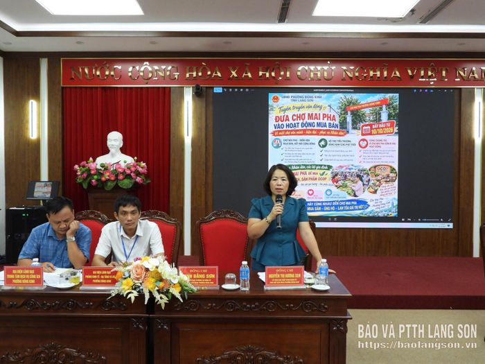 Lãnh đạo UBND phường Đông Kinh phát biểu tại buổi đối thoại 