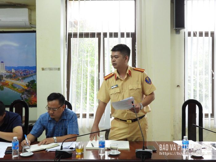 Đại diện Phòng Cảnh sát giao thông (Công an tỉnh) phát biểu tại buổi đối thoại