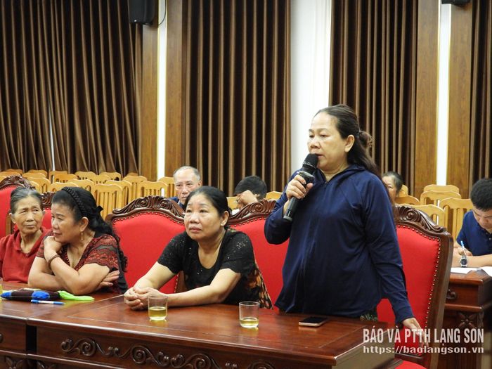 Đại diện hộ dân đăng ký kinh doanh tại chợ Mai Pha nêu kiến nghị tại buổi đối thoại