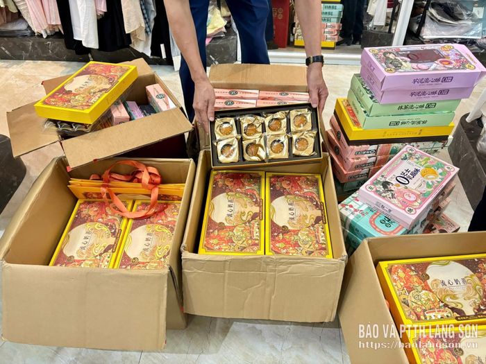 Sản phẩm bánh trung thu không rõ nguồn gốc, xuất xứ bị lực lượng chức năng kiểm tra, thu giữ