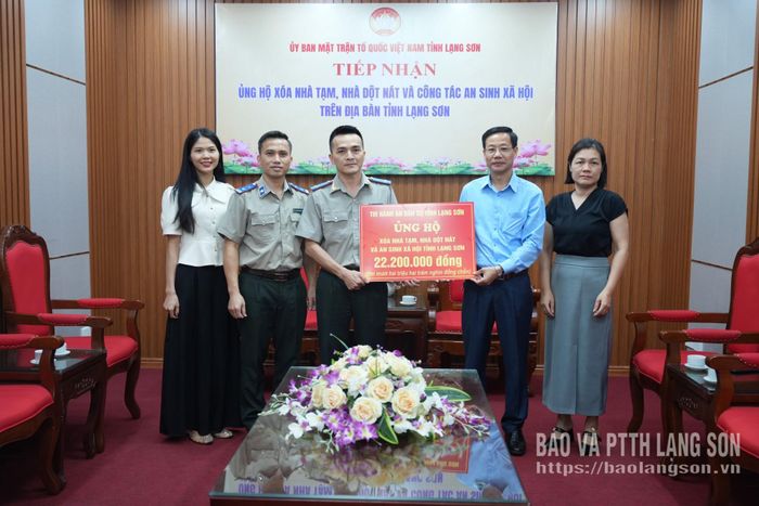 Đoàn công tác Thi hành án dân sự tỉnh trao kinh phí ủng hộ tại Ủy ban MTTQ Việt Nam tỉnh