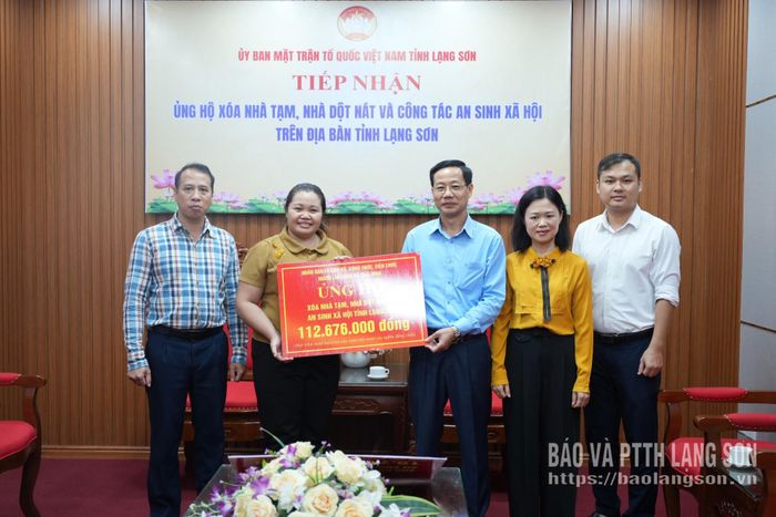 Đoàn công tác xã Thái Bình trao kinh phí ủng hộ tại Ủy ban MTTQ Việt Nam tỉnh