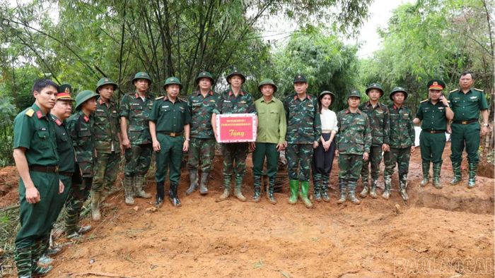 Đoàn công tác Quân khu 2 tặng quà, động viên cán bộ, chiến sĩ thực hiện nhiệm vụ tìm kiếm, quy tập.