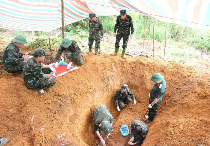 Các cán bộ, chiến sĩ thực hiện nhiệm vụ tìm kiếm, quy tập hài cốt liệt sĩ tại khu vực đồi Đá Vôi.