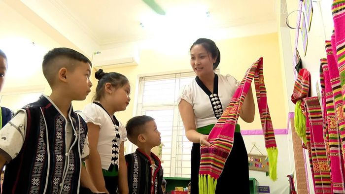 Cô và trò Trường Mầm non Hoa Hồng tích cực tập luyện, trang trí trường lớp chuẩn bị lễ hội.