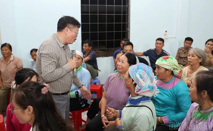Chủ tịch UBND xã Bát Xát Nguyễn Mạnh Hùng giải đáp thắc mắc của bà con.