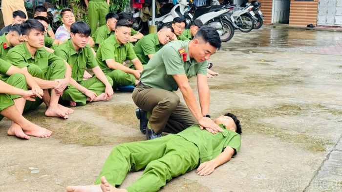 Các học viên tham gia tập huấn kỹ năng cứu nạn cứu hộ và xử lý tình huống cấp cứu người bị đuối nước.