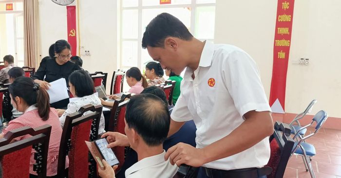 Hướng dẫn người dân thực hiện các thao tác trên môi trường số.