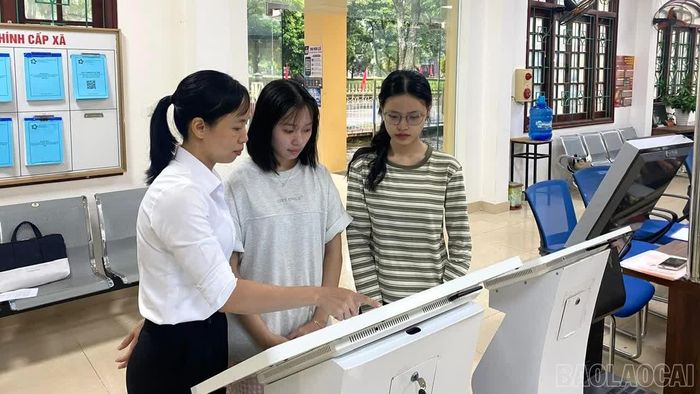 Người dân được hướng dẫn sử dụng các dịch vụ công trực tuyến tại Trung tâm Phục vụ hành chính công xã Văn Chấn.