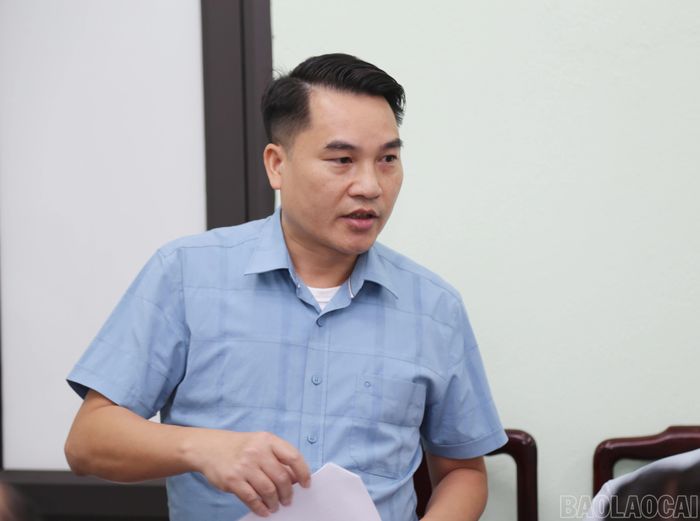 Thành viên đoàn giám sát nêu ý kiến.