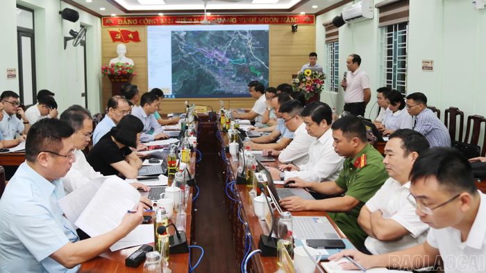 Quang cảnh buổi làm việc.