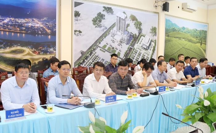 Lãnh đạo các xã tại buổi làm việc.