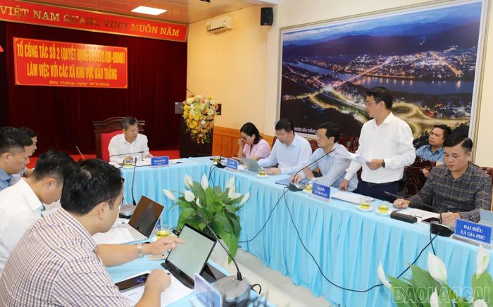 Lãnh đạo các xã báo cáo tình hình thực hiện nhiệm vụ phát triển kinh tế - xã hội trên địa bàn.
