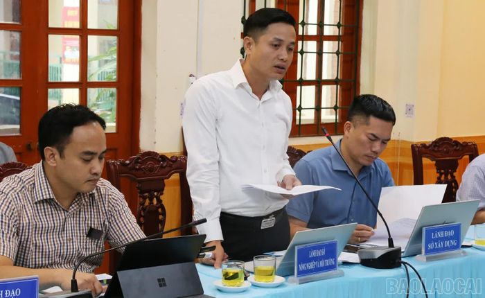 Lãnh đạo các sở, ngành trao đổi, hướng dẫn địa phương tháo gỡ vướng mắc trong quá trình triển khai dự án.