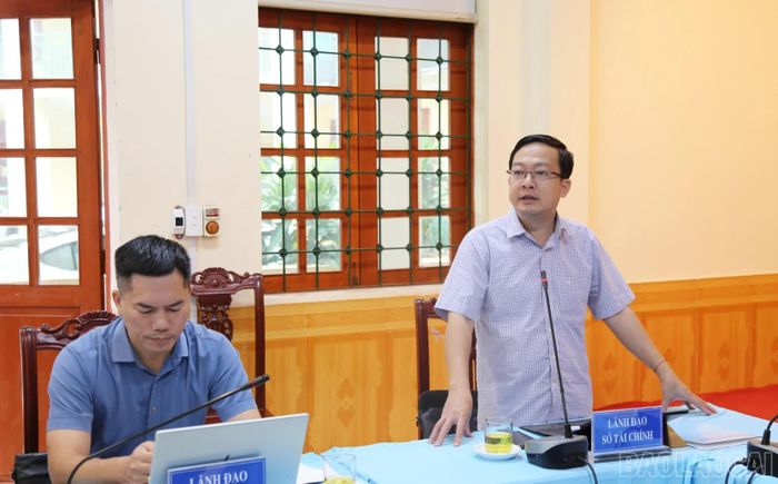 Đại biểu các sở, ngành trực tiếp hướng dẫn, trao đổi giải pháp tháo gỡ vướng mắc cho các địa phương.