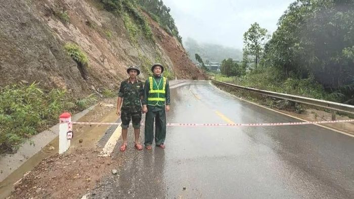 Lực lượng chức năng căng dây cảnh báo và cử người túc trực tại các điểm nguy hiểm.