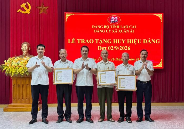 Thường trực Đảng ủy xã Xuân Ái trao Huy hiệu Đảng cho các đảng viên.