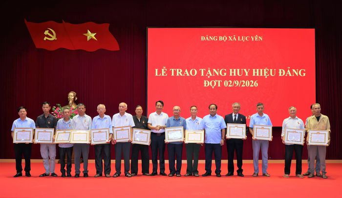  Thường trực Đảng ủy xã Lục Yên trao Huy hiệu Đảng cho các đảng viên. 