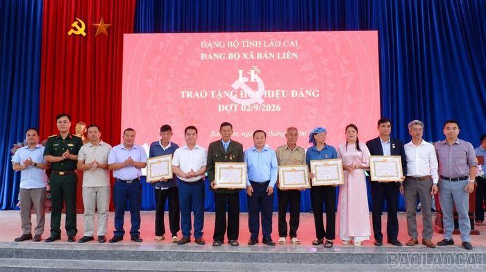 Thường trực Đảng ủy xã Bản Liền trao Huy hiệu Đảng cho các đảng viên.