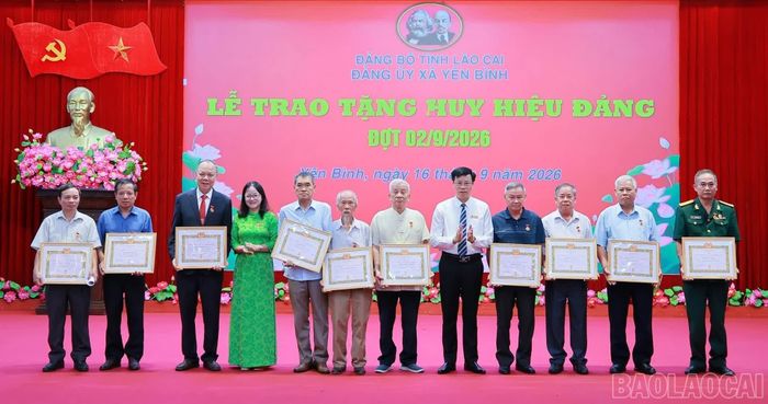 Trưởng Ban Tổ chức Tỉnh ủy Phạm Toàn Thắng và Thường trực Đảng ủy xã Yên Bình trao Huy hiệu Đảng cho các đảng viên.