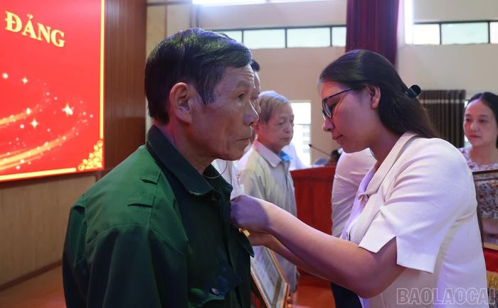 Lãnh đạo xã Phúc Khánh trao Huy hiệu Đảng cho các đảng viên.