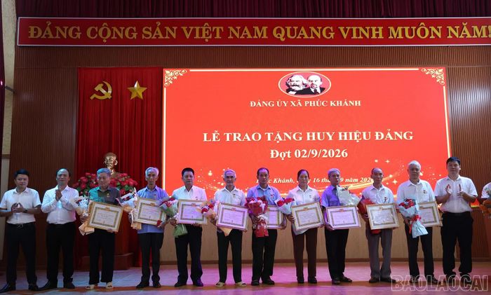 Các đảng viên vinh dự được trao Huy hiệu Đảng.