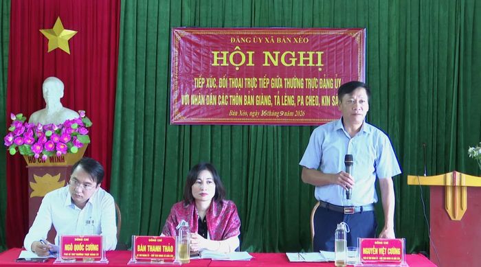 Lãnh đạo xã Bản Xèo giải đáp, làm rõ các ý kiến tại hội nghị.