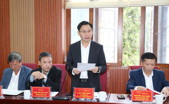 Chủ tịch UBND phường Sa Pa Cao Bá Quý báo cáo một số nội dung liên quan đến phát triển kinh tế, cơ sở hạ tầng, du lịch.