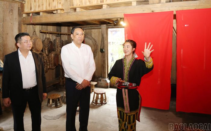 Phó Bí thư Thường trực Tỉnh ủy Hoàng Giang thăm khu trưng bày nét văn hóa đồng bào dân tộc Dao tại Không gian Văn hóa Sa Pa.