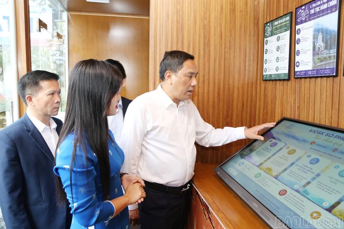 Phó Bí thư Thường trực Tỉnh ủy Hoàng Giang thăm mô hình Kiosk số phục vụ người dân và du khách của phường Sa Pa.