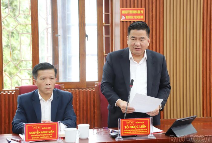 Đồng chí Tô Ngọc Liễn - Tỉnh ủy viên, Bí thư Đảng ủy, Chủ tịch HĐND phường Sa Pa báo cáo kết quả triển khai thực hiện một số nghị quyết của Bộ Chính trị.
