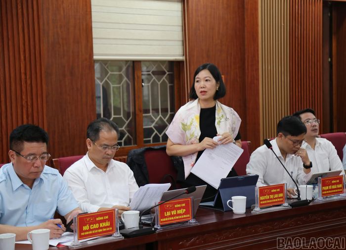 Đồng chí Nguyễn Thị Lan Anh - Phó Giám đốc Sở Khoa học và Công nghệ nêu ý kiến.