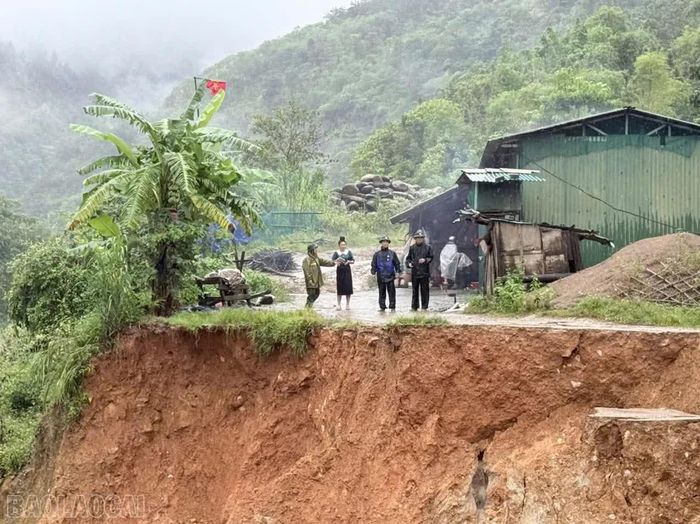 9 hộ dân ở phường Cầu Thia phải di dời khỏi nơi ở do nguy cơ sạt lở cao. Ảnh CTV