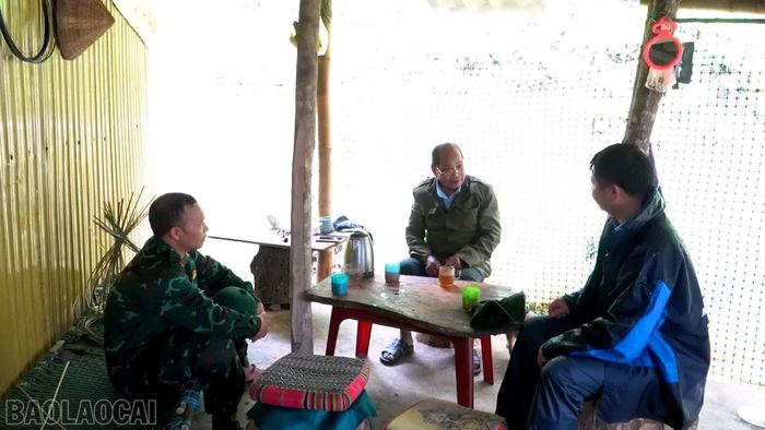 Xã Hạnh Phúc tăng cường kiểm tra, rà soát, tuyên truyền người dân chủ động theo dõi diễn biến mưa lũ.
