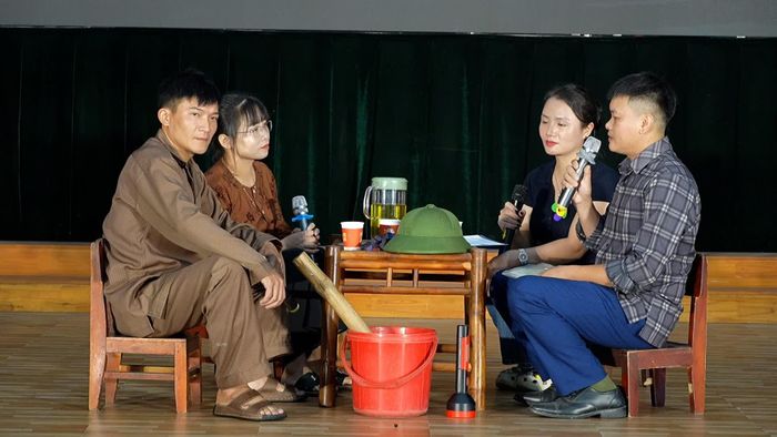Các phần thi được thể hiện bằng hình thức sân khấu hóa, giúp các thí sinh cùng trao đổi, học hỏi lẫn nhau.