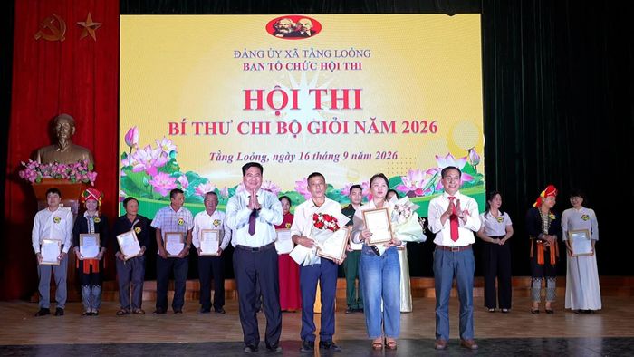 Ban tổ chức trao giải cho các thí sinh.