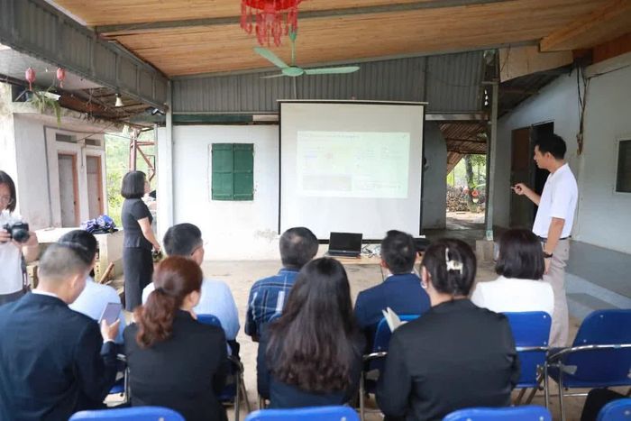 Đoàn khảo sát tại Khu công nghiệp Phú Xuân.