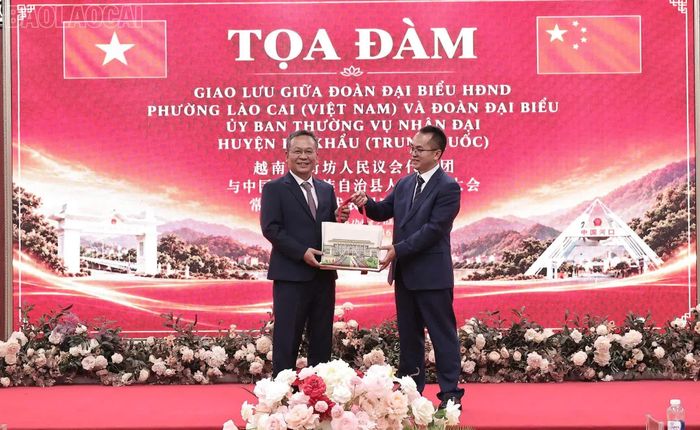 Đoàn đại biểu phường Lào Cai và Đoàn đại biểu huyện Hà Khẩu tặng quà lưu niệm.
