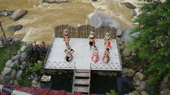 Đội văn nghệ dân gian xã Hạnh Phúc.
