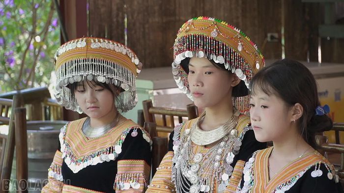 Thiếu nữ Mông xã Hạnh Phúc trong trang phục truyền thống.