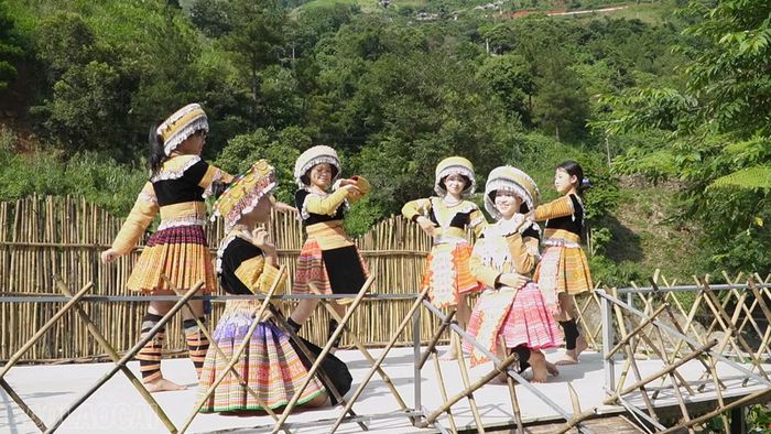 Các thành viên Đội văn nghệ dân gian xã Hạnh Phúc miệt mài tập luyện.