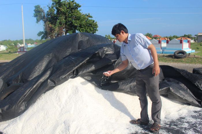 Hạt muối sạch sản xuất trên nền bạt HDPE