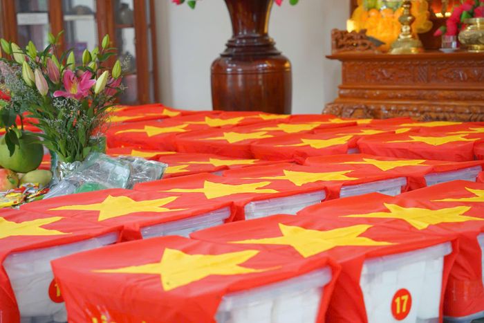 Các thùng chuyên dụng chứa mẫu hài cốt phục vụ giám định ADN của tỉnh Lâm Đồng đã được bàn giao an toàn tại Nhà ga quân sự, Sân bay quốc tế Tân Sơn Nhất. Ảnh tư liệu