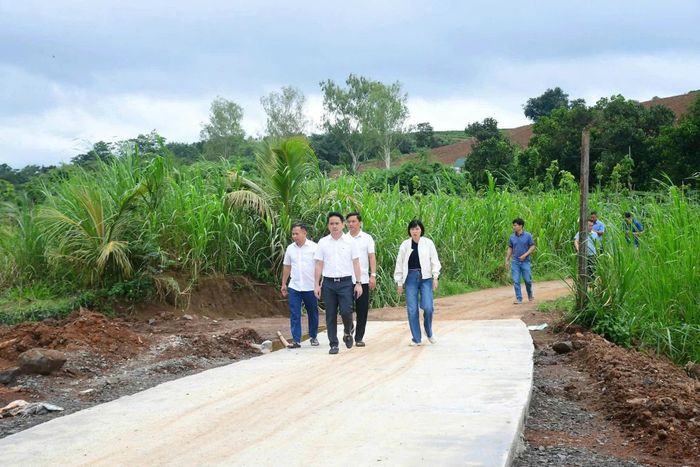 Lãnh đạo xã Đức An trực tiếp khảo sát việc thi công các công trình dân sinh trên địa bàn xã