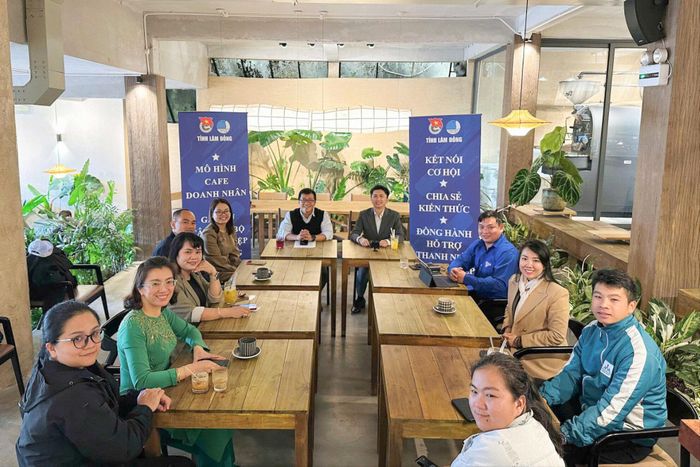 Các thành viên Câu lạc bộ Khởi nghiệp Lâm Đồng kết nối, trao đổi tại chương trình “Cà phê doanh nhân”