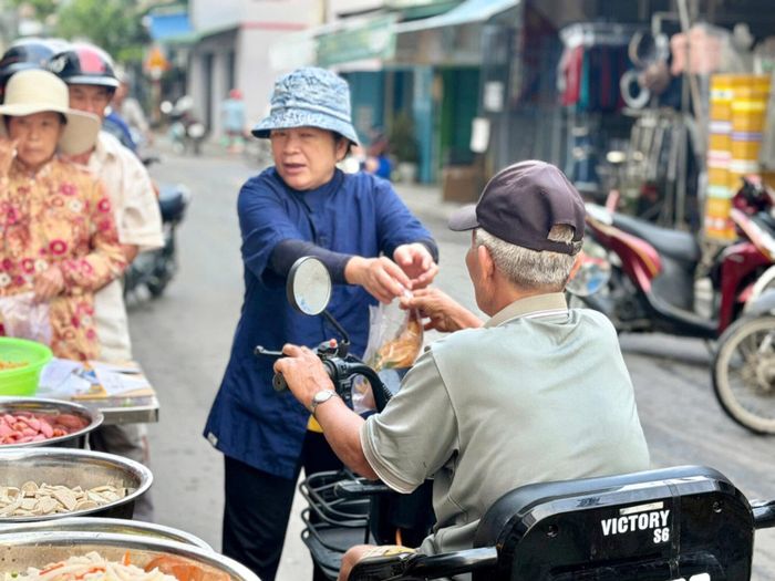 Bà Nguyễn Ngọc Minh - thành viên CLB Chung tay vì người nghèo La Gi