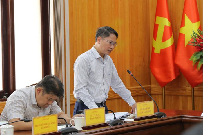 Phó Giám đốc Sở Tài chính Phạm Văn Bảy báo cáo kết quả sắp xếp, xử lý tài sản dôi dư sau sáp nhập