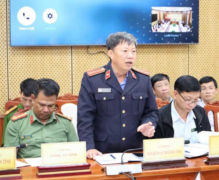 Ông Nguyễn Văn Tám, Kiểm sát viên trung cấp Viện kiểm sát nhân dân tỉnh nêu ý kiến tại buổi tiếp công dân