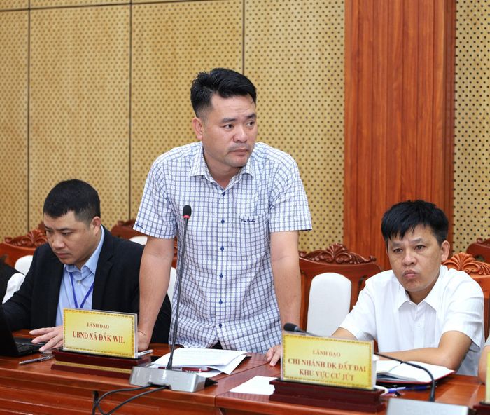Phó Chủ tịch UBND xã Đắk Wil Ngô Bá Gôn nêu ý kiến tại buổi tiếp công dân
